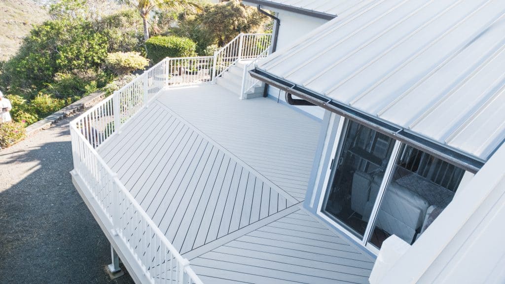 Aerial photo of Trex Transcend Lineage Salt Flat decking and white Trex Signature railing on a custom deck in Mariner’s Ridge Oʻahu
